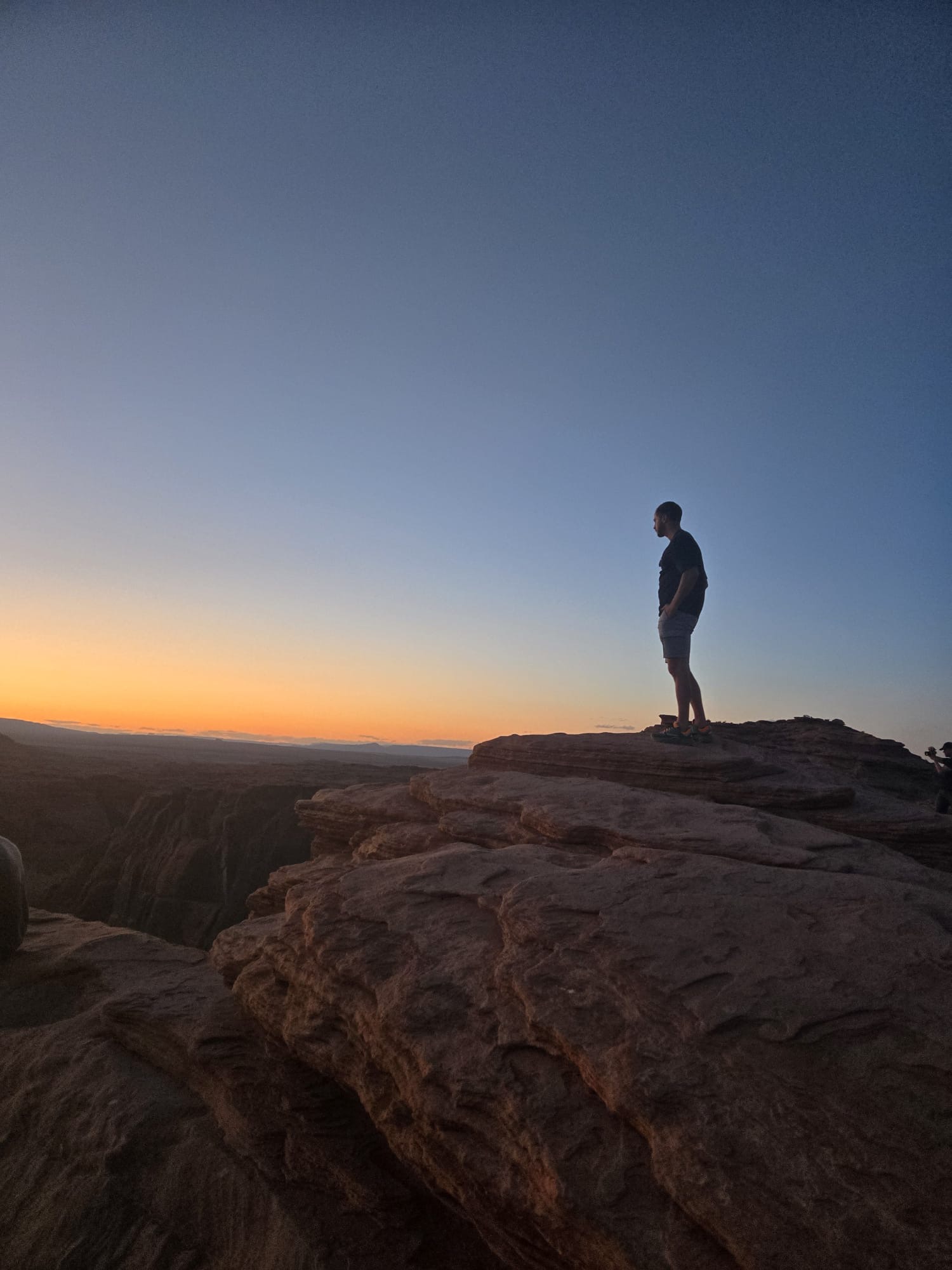 Silhouette au coucher du soleil sur les canyons de l'Ouest américain
