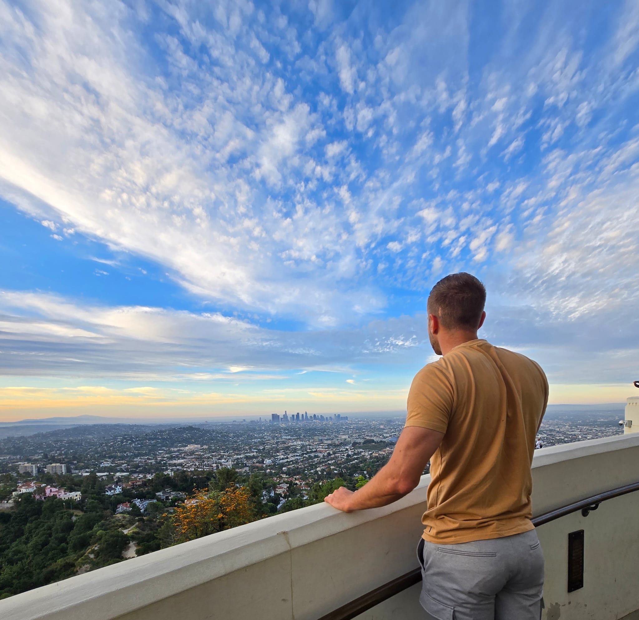 Vue sur Los Angeles depuis les hauteurs, au lever du jour