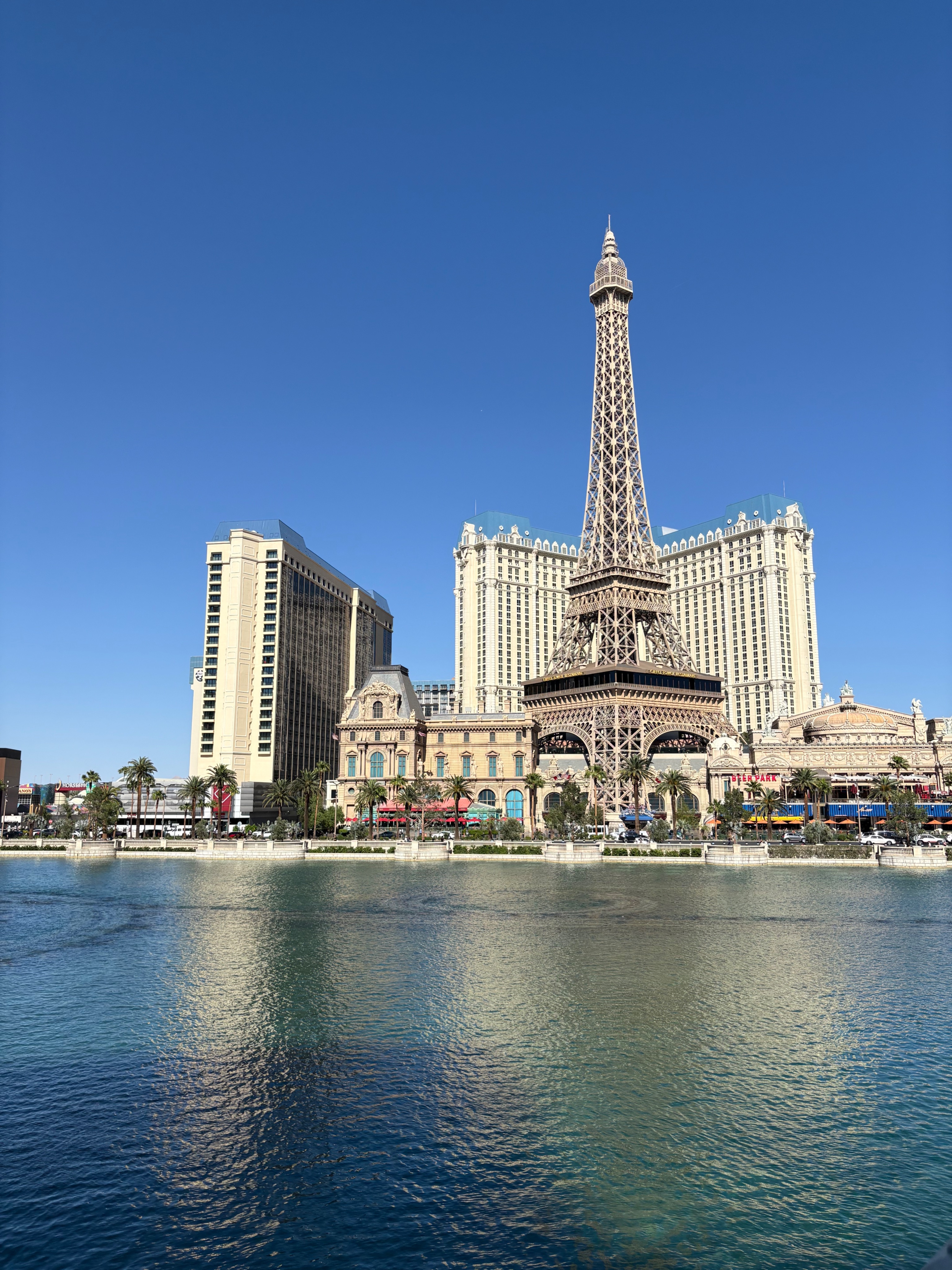 La réplique de la Tour Eiffel et le Strip de Las Vegas au bord du lac du Bellagio